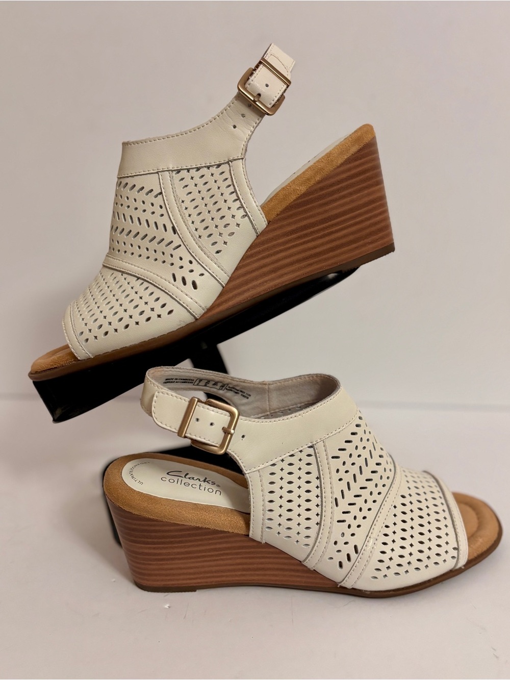 Clarks Emmalae Hope wedge sandals in off-white leather size 8.5 women’s